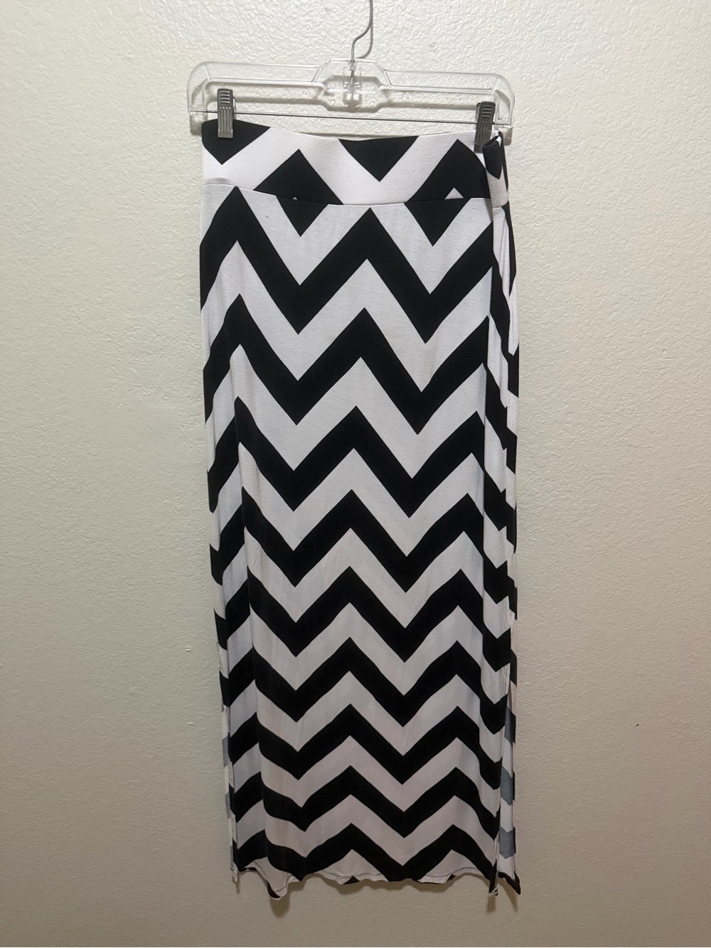 A.N.A. A New Approach Black & White Chevron Maxi Skirt Medium